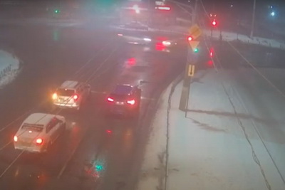 Момент столкновения двух авто в Канищево попал на видео